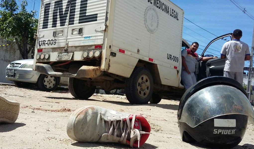 Número extraoficiais apontam que o número de mortes violentas em Pernambuco continuaram em alta no mês de fevereiro; teriam ocorrido 480 mortes violentas, duas a mais do que havia sido registrado em janeiro (478), o mês mais violento da história do Pacto pela Vida (Foto: Leonardo Lucena) Número extraoficiais apontam que o número de mortes violentas em Pernambuco continuaram em alta no mês de fevereiro; teriam ocorrido 480 mortes violentas, duas a mais do que havia sido registrado em janeiro (478), o mês mais violento da história do Pacto pela Vida