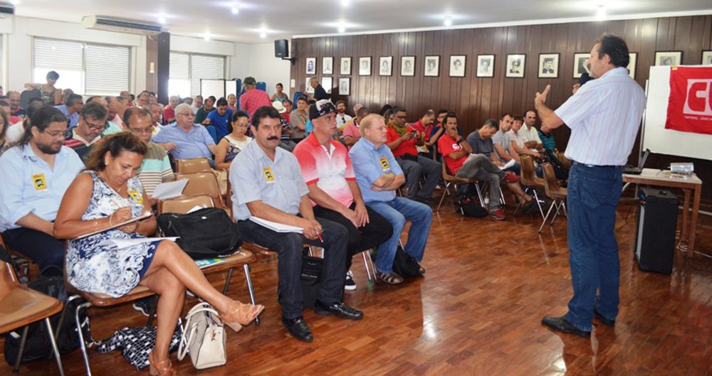 Em plenária na sede do CPERS Sindicato, no centro de Porto Alegre, a CUT-RS debateu os rumos da mobilização contras as reformas na Previdência e Trabalhista; será intensificada a colagem de cartazes com o rosto dos deputados favoráveis às reformas em suas bases eleitorais, nas cidades em que eles são mais votados; “Queremos parar a produção, com muitas categorias em greve, contra as reformas. Queremos começar a mostrar o ataque que está sendo feito aos direitos dos trabalhadores e que os empresários vão começar a perder dinheiro com isso”, diz o presidente da CUT-RS, Claudir Nespolo (Foto: Leonardo Lucena) Em plenária na sede do CPERS Sindicato, no centro de Porto Alegre, a CUT-RS debateu os rumos da mobilização contras as reformas na Previdência e Trabalhista; será intensificada a colagem de cartazes com o rosto dos deputados favoráveis às reformas em suas bases eleitorais, nas cidades em que eles são mais votados; “Queremos parar a produção, com muitas categorias em greve, contra as reformas. Queremos começar a mostrar o ataque que está sendo feito aos direitos dos trabalhadores e que os empresários vão começar a perder dinheiro com isso”, diz o presidente da CUT-RS, Claudir Nespolo