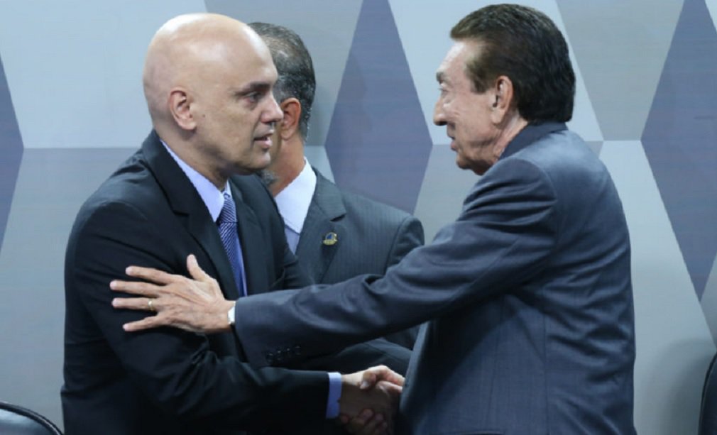 Sabatinado pela Comissão do Senado, Alexandre de Moraes, indicado a vaga no Supremo Tribunal Federal (STF), negou ter sido advogado do grupo criminoso PCC; afirmação foi feita em resposta a um questionamento enviado por um internauta. Para a sabatina, o Senado pediu perguntas do público que poderiam ser feitas para o ministro da Justiça licenciado; "Uma primeira observação: não tenho nada contra quem exerce a advocacia, em relação a qualquer cliente, inclusive o PCC (Primeiro Comando da Capital). A Justiça só pode julgar se tiver uma defesa técnica. Mas eu jamais fui advogado do PCC e de ninguém ligado ao PCC", afirmou (Foto: José Barbacena) Sabatinado pela Comissão do Senado, Alexandre de Moraes, indicado a vaga no Supremo Tribunal Federal (STF), negou ter sido advogado do grupo criminoso PCC; afirmação foi feita em resposta a um questionamento enviado por um internauta. Para a sabatina, o Senado pediu perguntas do público que poderiam ser feitas para o ministro da Justiça licenciado; "Uma primeira observação: não tenho nada contra quem exerce a advocacia, em relação a qualquer cliente, inclusive o PCC (Primeiro Comando da Capital). A Justiça só pode julgar se tiver uma defesa técnica. Mas eu jamais fui advogado do PCC e de ninguém ligado ao PCC", afirmou