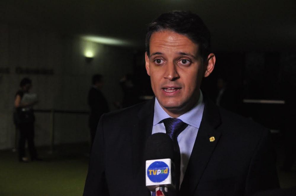Atento à situação daCapital, o deputado federal Thiago Peixoto (PSD-GO) criticou duramente o prefeito Iris Rezende (PMDB). Pelo Twitter, ele reclamou da falta de iniciativa do prefeito; “Iris não falou que era o bambambam e que resolveria tudo de repente? Quando Iris vai parar de mimimi e começar a trabalhar?”, postou o deputado; Thiago Peixoto é um dos principais críticos desse início de gestão de Iris Rezende (Foto: José Barbacena) Atento à situação daCapital, o deputado federal Thiago Peixoto (PSD-GO) criticou duramente o prefeito Iris Rezende (PMDB). Pelo Twitter, ele reclamou da falta de iniciativa do prefeito; “Iris não falou que era o bambambam e que resolveria tudo de repente? Quando Iris vai parar de mimimi e começar a trabalhar?”, postou o deputado; Thiago Peixoto é um dos principais críticos desse início de gestão de Iris Rezende