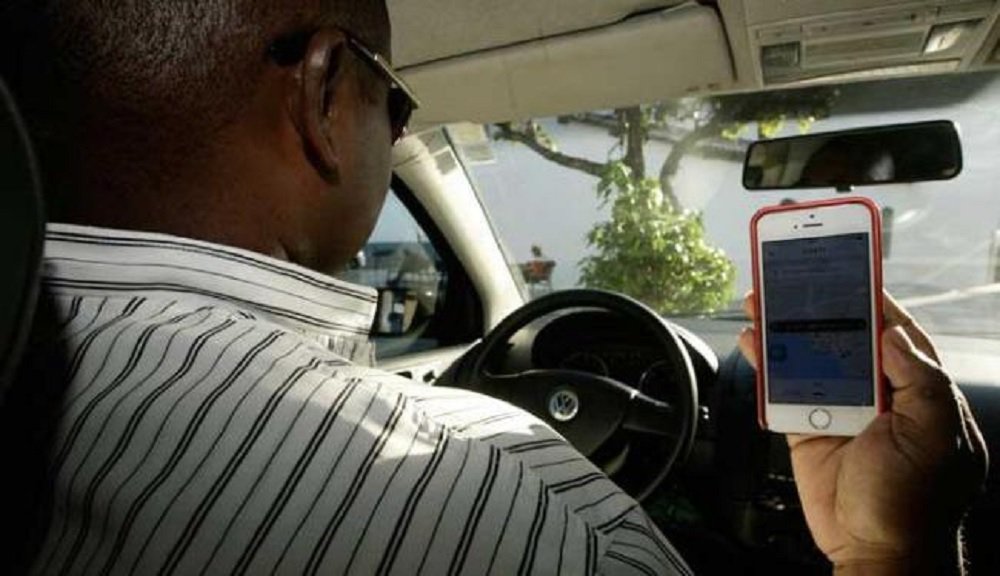 O Tribunal de Justiça da Bahia atendeu a uma medida liminar e liberou a atividade de motoristas do Uber em Salvador já a partir desta sexta-feira de carnaval; a juíza Ana Maria Silva Araújo de Jesus determina que os órgãos de fiscalização da prefeitura estão proibidos de "aplicar sanções ou praticar quaisquer atos ou medidas repressivas que restrinjam ou impossibilitem os motoristas do aplicativo Uber de exercer livremente a atividade de transporte remunerado de pessoas em veículo particular"; caso a decisão não seja cumprida, a multa diária é de R$ 100 mil para a prefeitura de Salvador; "terminantemente contra o Uber", ACM Neto já avisou que vai recorrer da decisão, mas o secretário de Mobilidade, Fábio Mota, garante que até segunda ordem a decisão judicial será cumprida (Foto: Romulo Faro) O Tribunal de Justiça da Bahia atendeu a uma medida liminar e liberou a atividade de motoristas do Uber em Salvador já a partir desta sexta-feira de carnaval; a juíza Ana Maria Silva Araújo de Jesus determina que os órgãos de fiscalização da prefeitura estão proibidos de "aplicar sanções ou praticar quaisquer atos ou medidas repressivas que restrinjam ou impossibilitem os motoristas do aplicativo Uber de exercer livremente a atividade de transporte remunerado de pessoas em veículo particular"; caso a decisão não seja cumprida, a multa diária é de R$ 100 mil para a prefeitura de Salvador; "terminantemente contra o Uber", ACM Neto já avisou que vai recorrer da decisão, mas o secretário de Mobilidade, Fábio Mota, garante que até segunda ordem a decisão judicial será cumprida