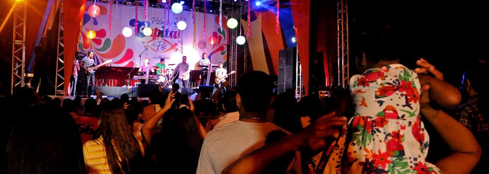 A Prefeitura de Palmas investirá mais de R$ 909 mil apenas com o cachê de artistas para o Palmas Capital da Fé; a programação contará com mais de 26 atrações musicais durante cinco dias; todos os contratos foram feitos sem licitação e publicados no Diário Oficial do Município; a prefeitura estima 180 mil pessoas compareçam aos shows (Foto: Leonardo Lucena) A Prefeitura de Palmas investirá mais de R$ 909 mil apenas com o cachê de artistas para o Palmas Capital da Fé; a programação contará com mais de 26 atrações musicais durante cinco dias; todos os contratos foram feitos sem licitação e publicados no Diário Oficial do Município; a prefeitura estima 180 mil pessoas compareçam aos shows