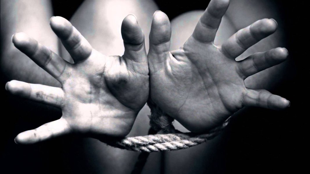 A polícia italiana prendeu três brasileiras acusadas de tráfico de seres humanos e favorecimento à prostituição; a prisão ocorreu durante o cumprimento de um mandado emitido pela justiça brasileira em caráter internacional; por meio do Serviço de Cooperação Internacional da Polícia, as autoridades brasileiras informaram ao governo italiano sobre a atuação de um grupo com sede em Fortaleza, no Ceará, que agia no tráfico de seres humanos e no favorecimento à prostituição na Itália (Foto: Romulo Faro) A polícia italiana prendeu três brasileiras acusadas de tráfico de seres humanos e favorecimento à prostituição; a prisão ocorreu durante o cumprimento de um mandado emitido pela justiça brasileira em caráter internacional; por meio do Serviço de Cooperação Internacional da Polícia, as autoridades brasileiras informaram ao governo italiano sobre a atuação de um grupo com sede em Fortaleza, no Ceará, que agia no tráfico de seres humanos e no favorecimento à prostituição na Itália
