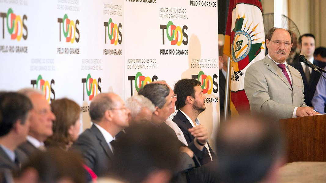 O governador José Ivo Sartori assinou um acordo com para repassar mais R$ 200 milhões a cerca de 50 hospitais filantrópicos, públicos e santas casas do estado; o dinheiro é referente a repasses de incentivos estaduais pendentes; com a transferência, o executivo liquida as dívidas com as instituições que somavam R$ 276 milhões desde 2016; a dívida com mais de 220 hospitais começou a ser paga em janeiro deste ano, priorizando quem presta atendimento pelo SUS; foi feito o repasse total de R$ 76 milhões para 174 instituições (Foto: Leonardo Lucena) O governador José Ivo Sartori assinou um acordo com para repassar mais R$ 200 milhões a cerca de 50 hospitais filantrópicos, públicos e santas casas do estado; o dinheiro é referente a repasses de incentivos estaduais pendentes; com a transferência, o executivo liquida as dívidas com as instituições que somavam R$ 276 milhões desde 2016; a dívida com mais de 220 hospitais começou a ser paga em janeiro deste ano, priorizando quem presta atendimento pelo SUS; foi feito o repasse total de R$ 76 milhões para 174 instituições