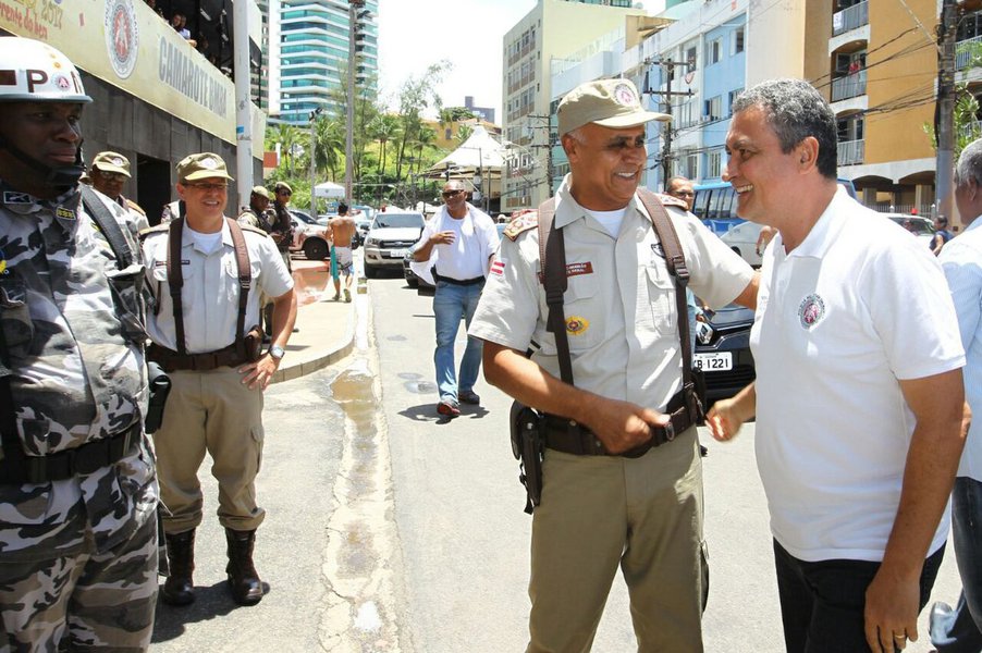 "Nossos policiais e bombeiros trabalharam com absoluto profissionalismo e competência nesse Carnaval, que é o melhor de todos os tempos do ponto de vista da segurança pública e também da alegria do nosso povo", avaliou o governador Rui Costa, nesta Quarta-feira de Cinzas, na tradicional feijoada da Polícia Militar, servida aos profissionais da segurança pública que trabalharam na folia; em pronunciamento antes da feijoada, o governador parabenizou os militares pelo trabalho (Foto: Romulo Faro) "Nossos policiais e bombeiros trabalharam com absoluto profissionalismo e competência nesse Carnaval, que é o melhor de todos os tempos do ponto de vista da segurança pública e também da alegria do nosso povo", avaliou o governador Rui Costa, nesta Quarta-feira de Cinzas, na tradicional feijoada da Polícia Militar, servida aos profissionais da segurança pública que trabalharam na folia; em pronunciamento antes da feijoada, o governador parabenizou os militares pelo trabalho