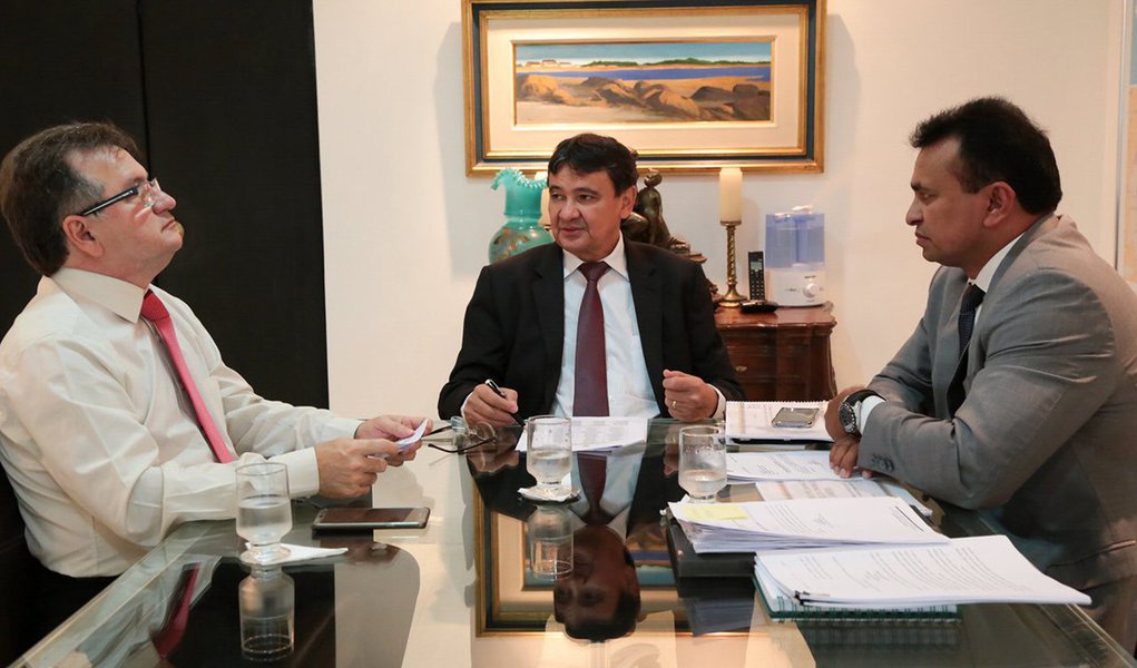 Um encontro entre o governador Wellington Dias e o secretário de Estado da Segurança, Fábio Abreu, confirmou a realização de concurso público para 400 soldados da Polícia Militar; o secretário de Governo, Merlong Solano, também participou da reunião no Palácio de Karnak (Foto: Leonardo Lucena) Um encontro entre o governador Wellington Dias e o secretário de Estado da Segurança, Fábio Abreu, confirmou a realização de concurso público para 400 soldados da Polícia Militar; o secretário de Governo, Merlong Solano, também participou da reunião no Palácio de Karnak