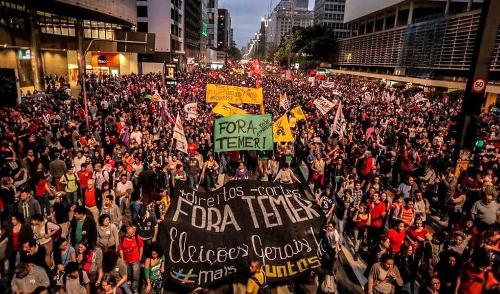 "O governo também terá que enfrentar uma onda de mobilizações em março. Na quarta-feira 8, Dia Internacional da Mulher, estão previstas manifestações em todo o País, que serão marcadas por pautas feministas, mas que também terão o "Fora Temer" como um elemento unificador. Uma semana depois, no dia 15, a Central Única dos Trabalhadores promete uma greve geral. E a Força Sindical, do deputado Paulo Pereira da Silva (SD-SP), que integra a base de Temer, também organiza protestos contra a reforma da previdência", diz Leonardo Attuch, editor do 247; "Março será o mês decisivo para saber se a “pinguela" cairá ou se chegará até 2018. Se Temer conseguir atravessar esse período, dificilmente deixará de chegar ao fim do mandato" (Foto: Leonardo Attuch) www.brasil247.com - "O governo também terá que enfrentar uma onda de mobilizações em março. Na quarta-feira 8, Dia Internacional da Mulher, estão previstas manifestações em todo o País, que serão marcadas por pautas feministas, mas que também terão o "Fora Temer" como um elemento unificador. Uma semana depois, no dia 15, a Central Única dos Trabalhadores promete uma greve geral. E a Força Sindical, do deputado Paulo Pereira da Silva (SD-SP), que integra a base de Temer, também organiza protestos contra a reforma da previdência", diz Leonardo Attuch, editor do 247; "Março será o mês decisivo para saber se a “pinguela" cairá ou se chegará até 2018. Se Temer conseguir atravessar esse período, dificilmente deixará de chegar ao fim do mandato"