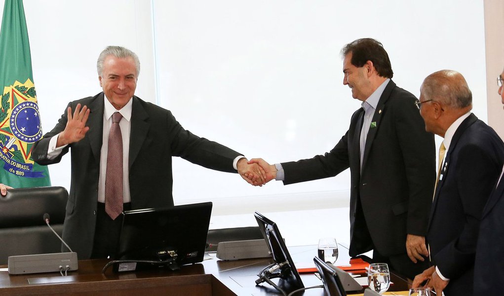 Líderes da Força Sindical na região Sul do país aprovaram por unanimidade uma moção de repúdio contra o "jogo duplo" do deputado Paulinho da Força (SD-SP); encontro realizado em Florianópolis no último fim de semana denunciou a "enrolation"da central nas discussões sobre a reforma da previdência; "Nossa central deve ser para o trabalhador não só no discurso de marketing, mas também em suas posições políticas e iniciativas", diz um trecho do documento sinalizando o racha na Força; leia texto na íntegra (Foto: Aquiles Lins) Líderes da Força Sindical na região Sul do país aprovaram por unanimidade uma moção de repúdio contra o "jogo duplo" do deputado Paulinho da Força (SD-SP); encontro realizado em Florianópolis no último fim de semana denunciou a "enrolation"da central nas discussões sobre a reforma da previdência; "Nossa central deve ser para o trabalhador não só no discurso de marketing, mas também em suas posições políticas e iniciativas", diz um trecho do documento sinalizando o racha na Força; leia texto na íntegra