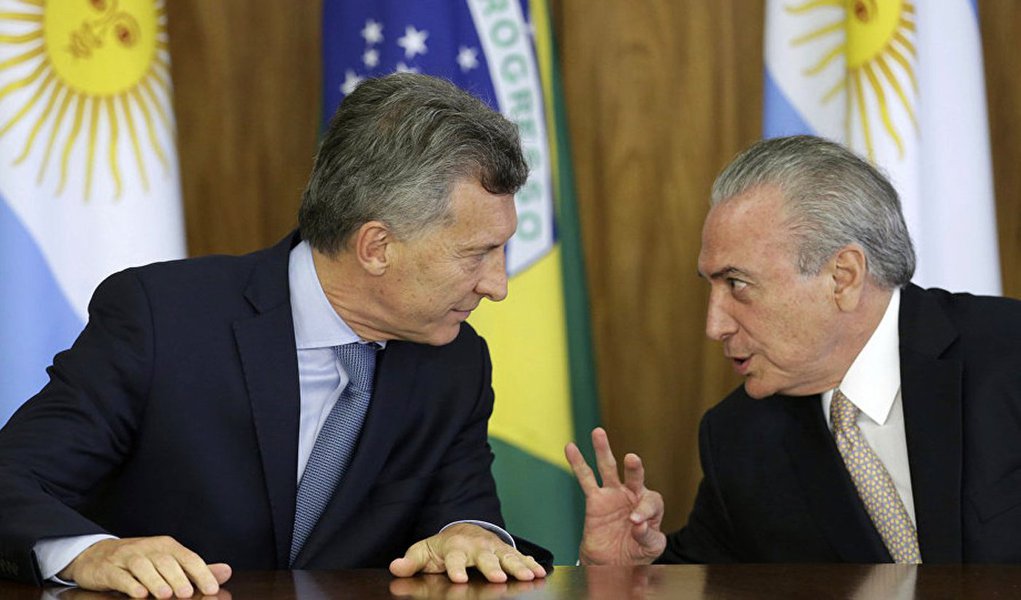 A ex-embaixadora argentina no Reino Unido Alicia Castro e o deputado nacional Guillermo Carmona denunciam que o governo de Michel Temer vem permitindo que aviões de guerra britânicos pousem no Brasil e sejam abastecidos antes de continuar os voos até as Ilhas Malvinas, o que viola o acordo existente com a Argentina; jornal argentino El País destaca o caso em seu site; "Temer, em tempos de paz, está fazendo o mesmo que fez Pinochet em tempos de guerra. Ofertar logística, ofertar estrutura aeroportuária com o silêncio do governo argentino", disse o deputado (Foto: José Barbacena) A ex-embaixadora argentina no Reino Unido Alicia Castro e o deputado nacional Guillermo Carmona denunciam que o governo de Michel Temer vem permitindo que aviões de guerra britânicos pousem no Brasil e sejam abastecidos antes de continuar os voos até as Ilhas Malvinas, o que viola o acordo existente com a Argentina; jornal argentino El País destaca o caso em seu site; "Temer, em tempos de paz, está fazendo o mesmo que fez Pinochet em tempos de guerra. Ofertar logística, ofertar estrutura aeroportuária com o silêncio do governo argentino", disse o deputado