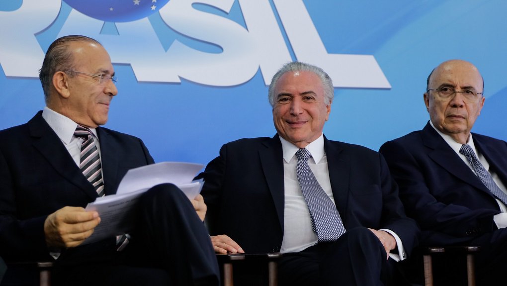 (Bra) l Temer acompanhado do Ministro-chefe da Casa Civil, Eliseu Padilha e do Ministro da Fazenda, Henrique Meirelles durante Cerimônia de assinatura de MP com Medidas do Programa de Manutenção e Geração de Empregos. Foto: Marcos Corrêa/PR (Foto: Luciana Oliveira) (Bra) l Temer acompanhado do Ministro-chefe da Casa Civil, Eliseu Padilha e do Ministro da Fazenda, Henrique Meirelles durante Cerimônia de assinatura de MP com Medidas do Programa de Manutenção e Geração de Empregos. Foto: Marcos Corrêa/PR