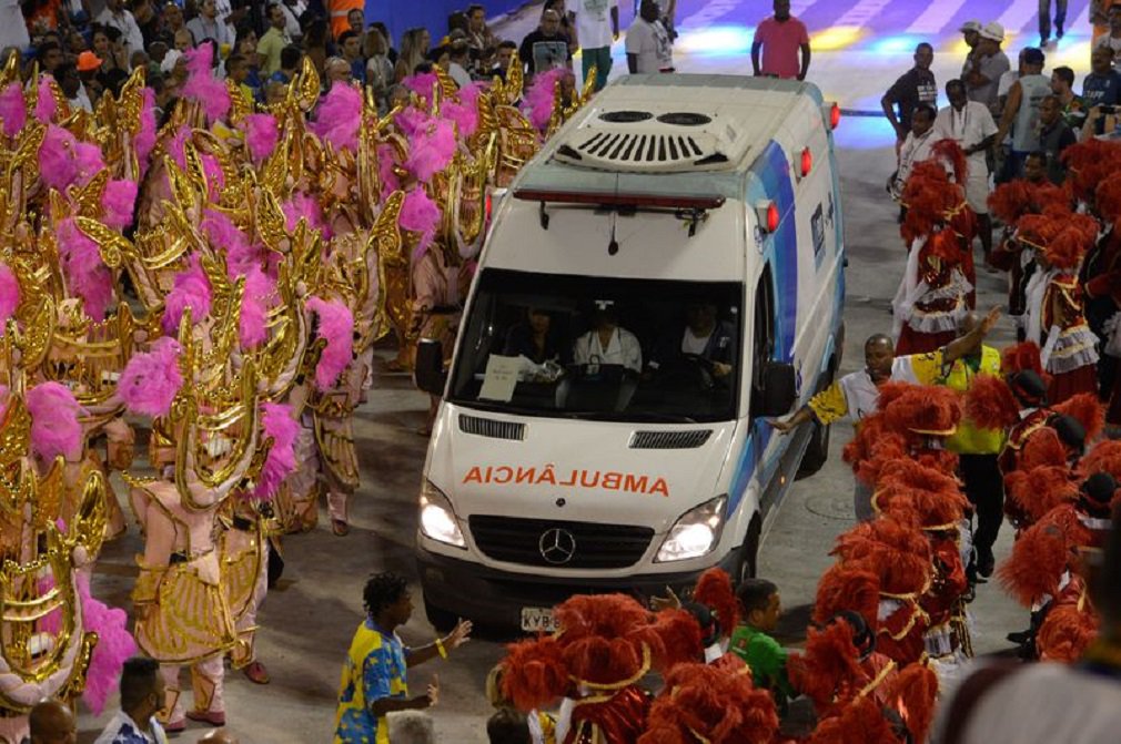 Duas vítimas do acidente ocorrido na noite de domingo (26) com um carro alegórico da escola de samba Paraíso do Tuiuti estão internadas no Hospital Municipal Souza Aguiar, no centro da cidade, em estado grave, porém estável; terceira mulher está no Hospital Municipal Miguel Couto, no Leblon, zona sul, em estado estável, mas o quadro inspira cuidados, e nova cirurgia está programada para amanha; no total, 20 pessoas ficaram feridas no acidente com o último carro alegórico da Paraíso do Tuiuti, primeira a desfilar pelo Grupo Especial (Foto: José Barbacena) Duas vítimas do acidente ocorrido na noite de domingo (26) com um carro alegórico da escola de samba Paraíso do Tuiuti estão internadas no Hospital Municipal Souza Aguiar, no centro da cidade, em estado grave, porém estável; terceira mulher está no Hospital Municipal Miguel Couto, no Leblon, zona sul, em estado estável, mas o quadro inspira cuidados, e nova cirurgia está programada para amanha; no total, 20 pessoas ficaram feridas no acidente com o último carro alegórico da Paraíso do Tuiuti, primeira a desfilar pelo Grupo Especial