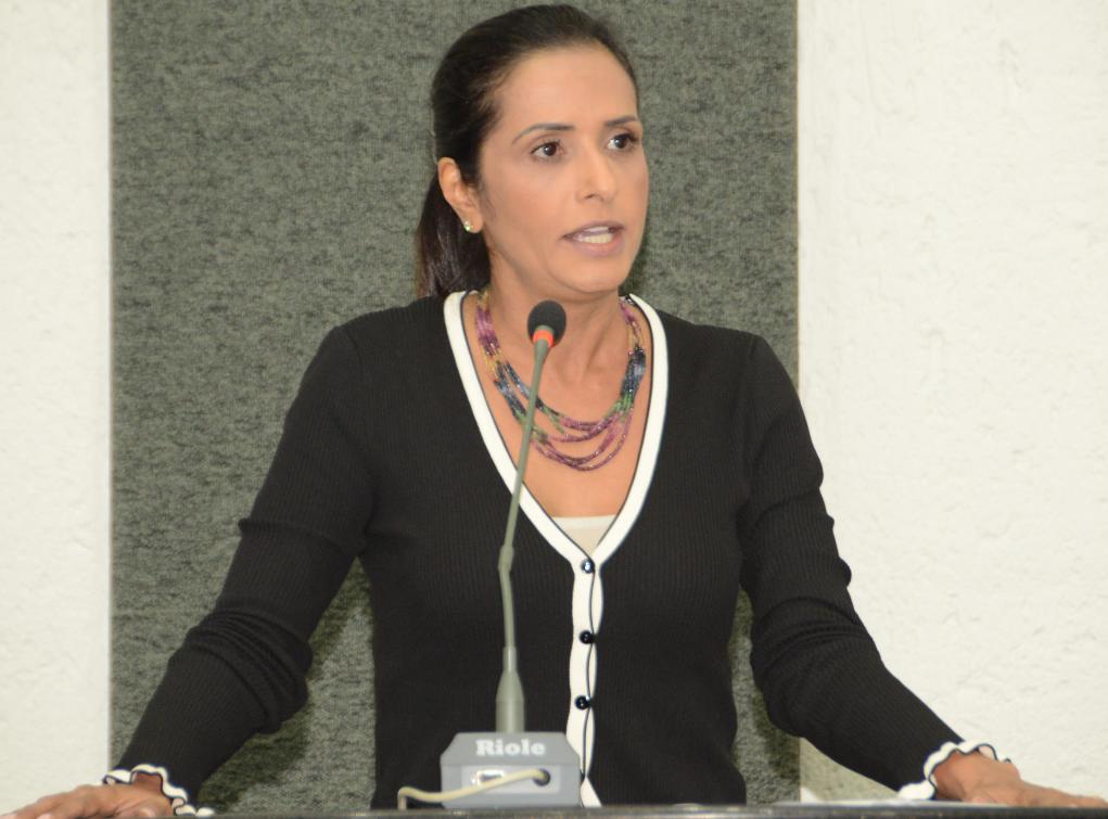 Em seu primeiro pronunciamento na tribuna da Assembleia Legislativa, após assumir a vaga de suplente de deputado, Solange Duailibe (SD) comentou notícias veiculadas na imprensa de que sua posse teria sido premeditada para lapidar uma impunidade, em função de um processo contra ela que corre na Justiça de primeira instância; segundo a parlamentar, a informação “não guarda coerência com a realidade” (Foto: Aquiles Lins) Em seu primeiro pronunciamento na tribuna da Assembleia Legislativa, após assumir a vaga de suplente de deputado, Solange Duailibe (SD) comentou notícias veiculadas na imprensa de que sua posse teria sido premeditada para lapidar uma impunidade, em função de um processo contra ela que corre na Justiça de primeira instância; segundo a parlamentar, a informação “não guarda coerência com a realidade”