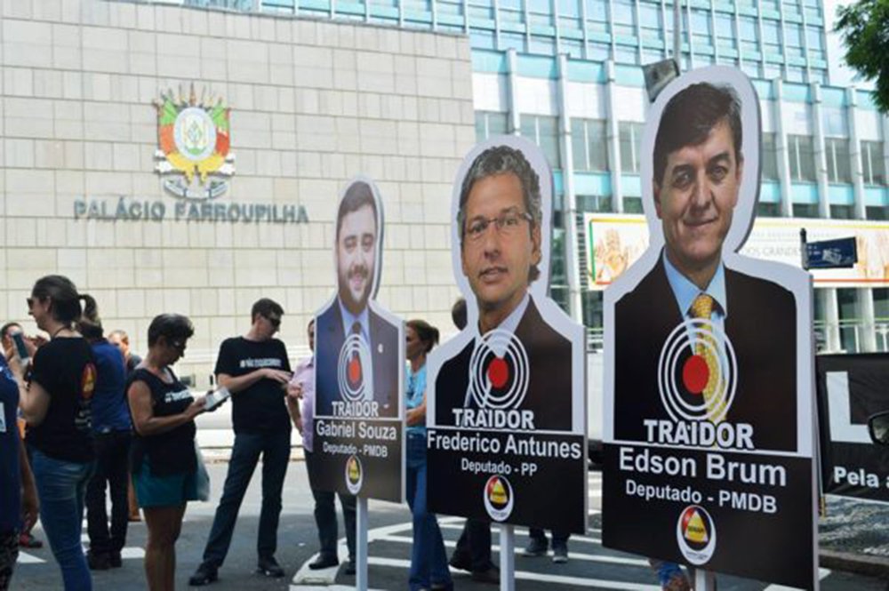 Um ato realizado pelo Semapi-RS em frente ao Palácio do Piratini relembrou os dois meses da homologação do Pacote do governador José Ivo Sartori; aprovado por 30 votos a 23, o projeto aprovou a extinção de nove fundações gaúchas; durante a manifestação, cavaletes foram montados com as fotos de três deputados que votaram a favor: Gabriel Souza (PMDB), Edson Brum (PMDB) e Frederico Antunes (PP); posteriormente, as imagens viraram alvos de bexiguinhas com tintas coloridas (Foto: Leonardo Lucena) Um ato realizado pelo Semapi-RS em frente ao Palácio do Piratini relembrou os dois meses da homologação do Pacote do governador José Ivo Sartori; aprovado por 30 votos a 23, o projeto aprovou a extinção de nove fundações gaúchas; durante a manifestação, cavaletes foram montados com as fotos de três deputados que votaram a favor: Gabriel Souza (PMDB), Edson Brum (PMDB) e Frederico Antunes (PP); posteriormente, as imagens viraram alvos de bexiguinhas com tintas coloridas
