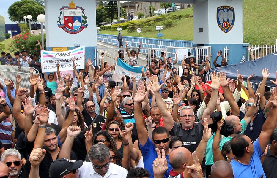 "Uma espécie de Henrique Meirelles capixaba, o governador Paulo Hartung submeteu o Espírito Santo a um programa de austeridade que antecipa a tragédia que o país inteiro irá enfrentar com o arrocho de gastos públicos previsto pela Emenda Constitucional dos gastos", escreve Paulo Moreira Leite, articulista do 247. "Hartung fez cortes drásticos no orçamento que só poderiam massacrar o serviço público e arrochar salários, como acontece com a PM, há quatro anos sem repor inflação." Para PML, "o mesmo horizonte se constrói no plano nacional. Nem a queda da inflação pode ser considerada uma boa novidade, pois é fruto da maior recessão da história, de um desemprego cavalar e um arrocho salarial profundo." (Foto: Paulo Moreira Leite) "Uma espécie de Henrique Meirelles capixaba, o governador Paulo Hartung submeteu o Espírito Santo a um programa de austeridade que antecipa a tragédia que o país inteiro irá enfrentar com o arrocho de gastos públicos previsto pela Emenda Constitucional dos gastos", escreve Paulo Moreira Leite, articulista do 247. "Hartung fez cortes drásticos no orçamento que só poderiam massacrar o serviço público e arrochar salários, como acontece com a PM, há quatro anos sem repor inflação." Para PML, "o mesmo horizonte se constrói no plano nacional. Nem a queda da inflação pode ser considerada uma boa novidade, pois é fruto da maior recessão da história, de um desemprego cavalar e um arrocho salarial profundo."