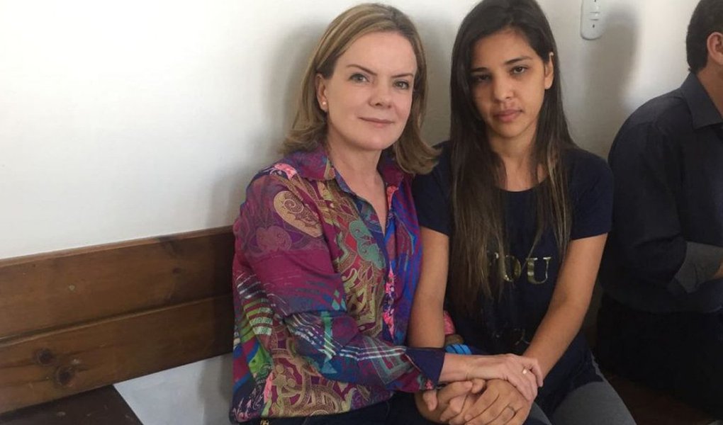 Movimento dos Trabalhadores Sem Terra (MST) lança nesta sexta-feira, 3, no município de Quedas do Iguaçu (PR) campanha pela liberdade de sete trabalhadores rurais do MST presos em Laranjeiras e Cascavel; "Nenhum deles tem antecedente criminal. São trabalhadores e trabalhadoras, lutadores pelo direito à terra", denunciou a senadora Gleisi Hoffman (PT-PR), que visitou os presos nas duas cidades; total de 18 trabalhadores, entre presos e indiciados, sofrem a acusação de formação de "organização criminosa", que vem sendo utilizada contra os movimentos sociais (Foto: Aquiles Lins) Movimento dos Trabalhadores Sem Terra (MST) lança nesta sexta-feira, 3, no município de Quedas do Iguaçu (PR) campanha pela liberdade de sete trabalhadores rurais do MST presos em Laranjeiras e Cascavel; "Nenhum deles tem antecedente criminal. São trabalhadores e trabalhadoras, lutadores pelo direito à terra", denunciou a senadora Gleisi Hoffman (PT-PR), que visitou os presos nas duas cidades; total de 18 trabalhadores, entre presos e indiciados, sofrem a acusação de formação de "organização criminosa", que vem sendo utilizada contra os movimentos sociais