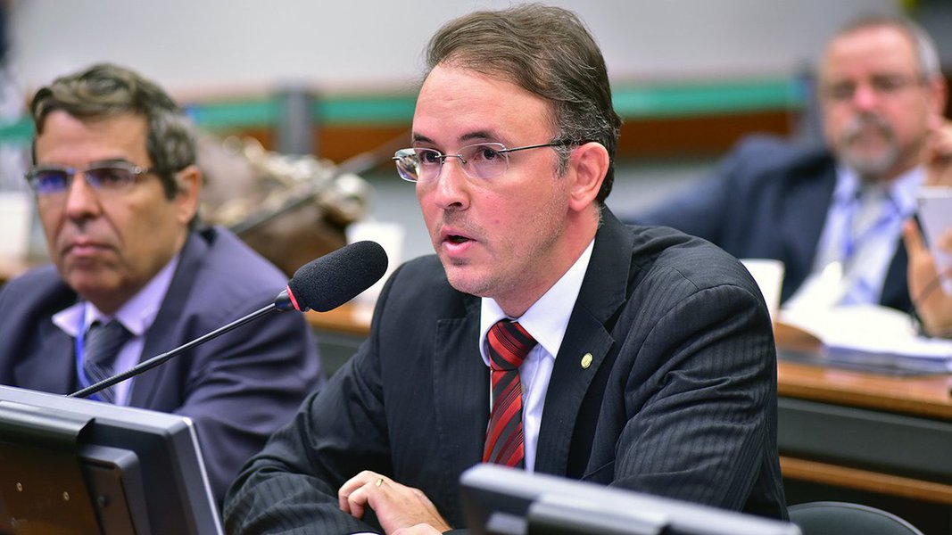 Deputado Leo de Brito (PT-AC) criticou nesta quarta-feira, 1º, o projeto de reforma da Previdência enviado por Michel Temer ao Congresso Nacional; "Está comprovado que, em se cumprindo a Constituição brasileira, no que diz respeito às receitas do regime geral da Previdência, não existe 'rombo da Previdência'", afirmou o parlamentar federal; "É mais um mito que está sendo disseminado com essa propaganda mentirosa nas redes sociais e televisões" (Foto: Aquiles Lins) Deputado Leo de Brito (PT-AC) criticou nesta quarta-feira, 1º, o projeto de reforma da Previdência enviado por Michel Temer ao Congresso Nacional; "Está comprovado que, em se cumprindo a Constituição brasileira, no que diz respeito às receitas do regime geral da Previdência, não existe 'rombo da Previdência'", afirmou o parlamentar federal; "É mais um mito que está sendo disseminado com essa propaganda mentirosa nas redes sociais e televisões"
