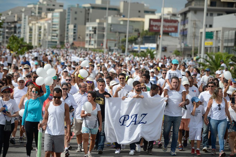 Moradores da capital capixaba participaram na manhã deste domingo 12 da Caminhada pela Paz, na orla da Praia de Camburi; com cartazes, camisas e balões brancos, a população pediu o retorno à normalidade após nove dias de paralisação dos policiais militares no Espírito Santo (Foto: Gisele Federicce) Moradores da capital capixaba participaram na manhã deste domingo 12 da Caminhada pela Paz, na orla da Praia de Camburi; com cartazes, camisas e balões brancos, a população pediu o retorno à normalidade após nove dias de paralisação dos policiais militares no Espírito Santo