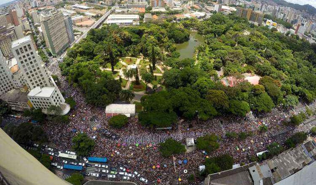 Tudo bem que os blocos de rua estão assumindo o protagonismo do carnaval de Belo Horizonte, mas tradição também conta como atração da folia da cidade, ainda mais quando a história já tem 80 anos; é o caso das Escolas de Samba Estrela do Vale, Imperavi de Ouros, Acadêmicos de Venda Nova e Cidade Jardim que vão se apresentar na Avenida Afonso Pena, a partir das 20h; as três melhores na opinião do júri receberão prêmios de R$50 mil, R$25 mil e R$12,5 mil (Foto: Voney Malta) Tudo bem que os blocos de rua estão assumindo o protagonismo do carnaval de Belo Horizonte, mas tradição também conta como atração da folia da cidade, ainda mais quando a história já tem 80 anos; é o caso das Escolas de Samba Estrela do Vale, Imperavi de Ouros, Acadêmicos de Venda Nova e Cidade Jardim que vão se apresentar na Avenida Afonso Pena, a partir das 20h; as três melhores na opinião do júri receberão prêmios de R$50 mil, R$25 mil e R$12,5 mil