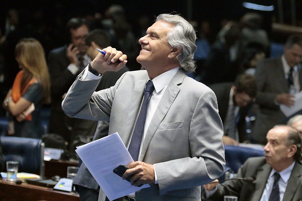O senador Ronaldo Caiado disse ontem, em evento na Capital, que quer se candidatar ao governo de Goiás em 2018; declaração foi dada ao jornal A Redação logo após o senador receber, na Câmara de Goiânia, o prêmio de Senador Mais Influente de Goiás; perguntado pela reportagem se disputaria a Presidência da República em 2018, Caiado afirmou: “Não, agora vamos tentar o governo do Estado"; desafio do senador agora é conseguir montar um aliança competitiva, já que o PMDB dá indícios de que vai lançar candidato próprio e não irá apoiar Caiado (Foto: José Barbacena) O senador Ronaldo Caiado disse ontem, em evento na Capital, que quer se candidatar ao governo de Goiás em 2018; declaração foi dada ao jornal A Redação logo após o senador receber, na Câmara de Goiânia, o prêmio de Senador Mais Influente de Goiás; perguntado pela reportagem se disputaria a Presidência da República em 2018, Caiado afirmou: “Não, agora vamos tentar o governo do Estado"; desafio do senador agora é conseguir montar um aliança competitiva, já que o PMDB dá indícios de que vai lançar candidato próprio e não irá apoiar Caiado