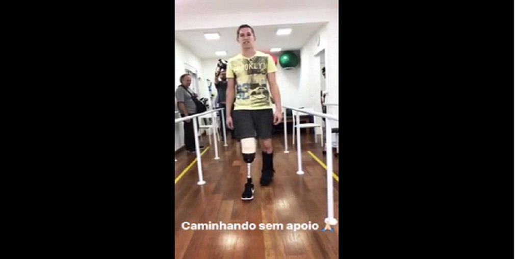 Quase três meses depois de sobreviver ao acidente com o avião da Chapecoense, o goleiro Jackson Follmann vibra ao conseguir fazer tarefas simples do cotidiano, já caminha com a ajuda de uma prótese e garante que nunca deixará o esporte; com 24 anos, Follmann continua morando em Chapecó, onde faz fisioterapia em dois períodos no clube em que jogava; ele contou que a recuperação está focada no pé esquerdo, que ainda tem "lesões graves"; o jovem não descarta se tornar um atleta paralímpico (Foto: José Barbacena) Quase três meses depois de sobreviver ao acidente com o avião da Chapecoense, o goleiro Jackson Follmann vibra ao conseguir fazer tarefas simples do cotidiano, já caminha com a ajuda de uma prótese e garante que nunca deixará o esporte; com 24 anos, Follmann continua morando em Chapecó, onde faz fisioterapia em dois períodos no clube em que jogava; ele contou que a recuperação está focada no pé esquerdo, que ainda tem "lesões graves"; o jovem não descarta se tornar um atleta paralímpico