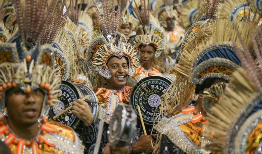 Com uma vitória conseguida apenas na última nota, a escola de samba Acadêmicos do Tatuapé foi a grande campeã do carnaval de São Paulo este ano. Após homenagear o continente africano, a Acadêmicos do Tatuapé conseguiu nota dez na quase totalidade dos quesitos e conquistou o primeiro ligar na disputa; até a nota do penúltimo jurado, quem vencia era a escola Dragões da Real (Foto: Aquiles Lins) Com uma vitória conseguida apenas na última nota, a escola de samba Acadêmicos do Tatuapé foi a grande campeã do carnaval de São Paulo este ano. Após homenagear o continente africano, a Acadêmicos do Tatuapé conseguiu nota dez na quase totalidade dos quesitos e conquistou o primeiro ligar na disputa; até a nota do penúltimo jurado, quem vencia era a escola Dragões da Real