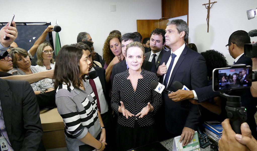 Líder do PT no Senado afirmou que Alexandre de Moraes não tem a reputação ilibada exigida para ocupar cargo de ministro do Supremo Tribunal Federal (STF); "Nós temos muita preocupação com relação à postura dele no Supremo, até porque o que nós observamos dele na ocupação de cargos que ele teve foi uma utilização partidária", afirmou; Gleisi Hoffmann disse também que o país não precisa de um Supremo "mais partidarizado ainda" (Foto: Aquiles Lins) Líder do PT no Senado afirmou que Alexandre de Moraes não tem a reputação ilibada exigida para ocupar cargo de ministro do Supremo Tribunal Federal (STF); "Nós temos muita preocupação com relação à postura dele no Supremo, até porque o que nós observamos dele na ocupação de cargos que ele teve foi uma utilização partidária", afirmou; Gleisi Hoffmann disse também que o país não precisa de um Supremo "mais partidarizado ainda"