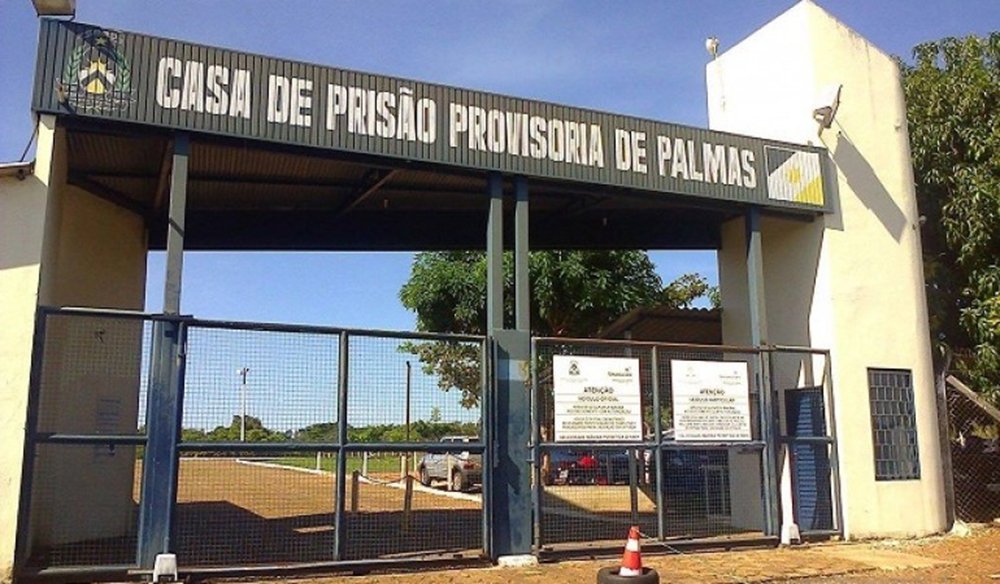 A Secretaria de Estado da Cidadania e Justiça (Seciju) informou que o ex-secretário estadual da Infraestrutura Alexandre Ubaldo, e os empresários Renan Bezerra de Melo Pereira e Elon Marcello Lima Vieira, presos temporariamente pela Operação Ápia, saíram do Núcleo de Custódia e Casa de Prisão Provisória de Palmas (NCCPPP); a PF investiga fraudes em licitações e execução de contratos celebrados para a terraplanagem e pavimentação asfáltica em 29 rodovias estaduais; a suspeita é de que tenham desviados cerca de R$ 200 milhões; operação atinge o ex-governadores Sandoval Cardoso e Siqueira Campos (Foto: Leonardo Lucena) A Secretaria de Estado da Cidadania e Justiça (Seciju) informou que o ex-secretário estadual da Infraestrutura Alexandre Ubaldo, e os empresários Renan Bezerra de Melo Pereira e Elon Marcello Lima Vieira, presos temporariamente pela Operação Ápia, saíram do Núcleo de Custódia e Casa de Prisão Provisória de Palmas (NCCPPP); a PF investiga fraudes em licitações e execução de contratos celebrados para a terraplanagem e pavimentação asfáltica em 29 rodovias estaduais; a suspeita é de que tenham desviados cerca de R$ 200 milhões; operação atinge o ex-governadores Sandoval Cardoso e Siqueira Campos