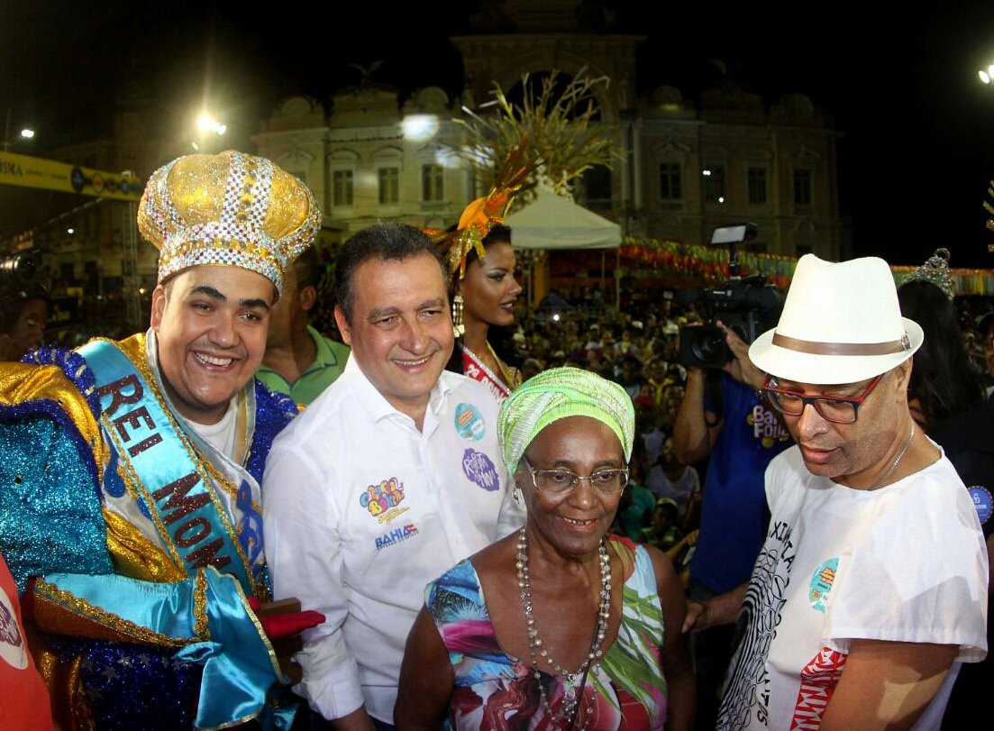 Na abertura oficial do carnaval de Salvador, nesta noite, o governador Rui Costa destacou o investimento do Estado em atrações sem corda, cujo objetivo é resgatar a tradição 'folião pipoca'; "A gente espera que ano após ano o carnaval vá retomando as suas origens do carnaval sem cordas, que é mais democrático, aberto a toda população. Desejo que seja uma festa de muita alegria, uma festa tranquila para as famílias. O Governo do Estado articulou o financiamento tanto dos blocos tradicionais, que contam a história do nosso povo, mas também as grandes atrações que antes o povo só podia curtir nos blocos privados, do lado de fora da corda", afirmou o governador. confira a programação do 'Carnaval Pipoca' (Foto: Romulo Faro) Na abertura oficial do carnaval de Salvador, nesta noite, o governador Rui Costa destacou o investimento do Estado em atrações sem corda, cujo objetivo é resgatar a tradição 'folião pipoca'; "A gente espera que ano após ano o carnaval vá retomando as suas origens do carnaval sem cordas, que é mais democrático, aberto a toda população. Desejo que seja uma festa de muita alegria, uma festa tranquila para as famílias. O Governo do Estado articulou o financiamento tanto dos blocos tradicionais, que contam a história do nosso povo, mas também as grandes atrações que antes o povo só podia curtir nos blocos privados, do lado de fora da corda", afirmou o governador. confira a programação do 'Carnaval Pipoca'