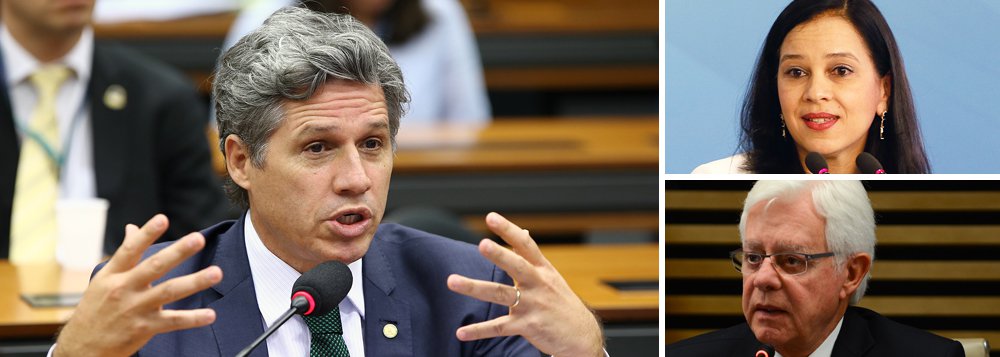 Deputado Paulo Teixeira (PT-SP) vai protocolar uma representação no Ministério Público Federal para apurar a possibilidade de prevaricação na conduta da chefe da Advocacia Geral da União, ministra Grace Mendonça, ao não informar ao STF que Moreira Franco fora denunciado, em outubro passado, no caso conhecido como farra das passagens (Foto: Gisele Federicce) Deputado Paulo Teixeira (PT-SP) vai protocolar uma representação no Ministério Público Federal para apurar a possibilidade de prevaricação na conduta da chefe da Advocacia Geral da União, ministra Grace Mendonça, ao não informar ao STF que Moreira Franco fora denunciado, em outubro passado, no caso conhecido como farra das passagens