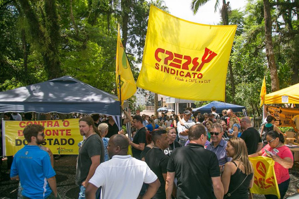 Um estudo divulgado pela Fundação de Estatística e Economia do RS (FEE-RS) aponta que o Estado fechou o ano de 2016 com cerca de 30 mil servidores públicos na ativa a menos do que tinha ao final de 1991; apenas nos 24 meses da gestão de José Ivo Sartori (PMDB), a queda foi de quase 18 mil no número de servidores ativos; em dezembro de 1991, RS tinha 184.554 mil servidores públicos na ativa; ao final de 2016, tinha 155.898, uma redução nominal de 28.656 e percentual de 15,5% (Foto: Leonardo Lucena) Um estudo divulgado pela Fundação de Estatística e Economia do RS (FEE-RS) aponta que o Estado fechou o ano de 2016 com cerca de 30 mil servidores públicos na ativa a menos do que tinha ao final de 1991; apenas nos 24 meses da gestão de José Ivo Sartori (PMDB), a queda foi de quase 18 mil no número de servidores ativos; em dezembro de 1991, RS tinha 184.554 mil servidores públicos na ativa; ao final de 2016, tinha 155.898, uma redução nominal de 28.656 e percentual de 15,5%