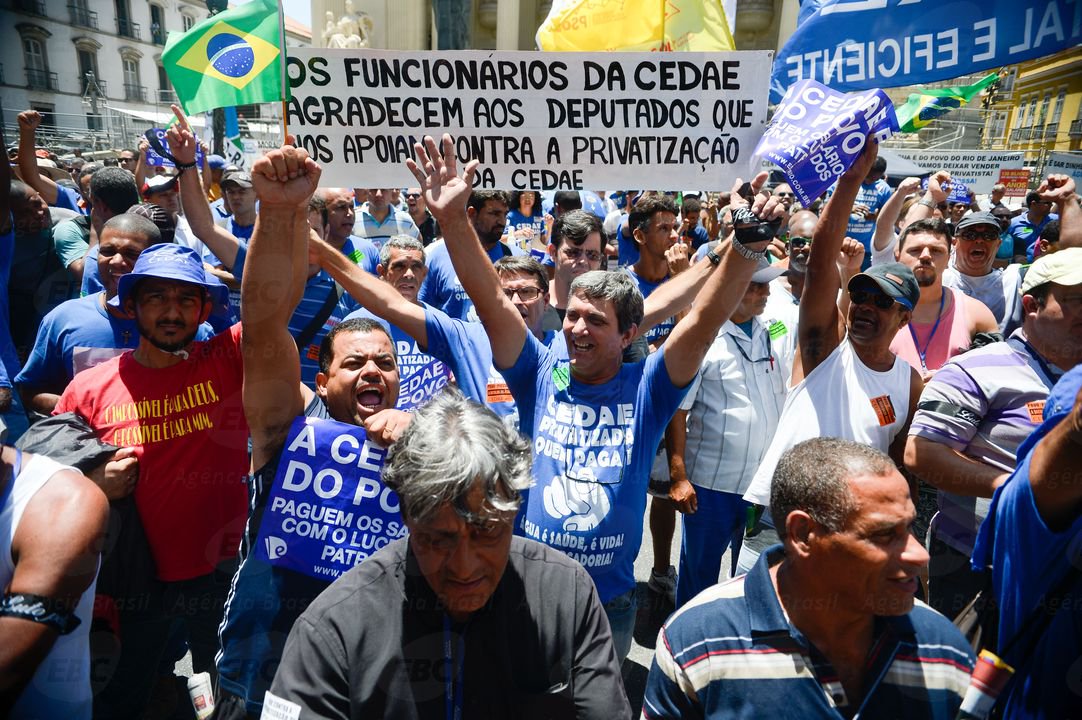 Você sabia que a Cedae é a única empresa estatal estadual que dá lucro? Além disso, a Cedae tem papel estratégico para o desenvolvimento do Rio de Janeiro. Só que para o Estado do Rio deixar de pagar dívidas com Brasília e voltar a receber repasses federais, o ilegítimo governo de Michel Temer exige a entrega da Cedae à iniciativa privada (Foto: Márcio Ayer) Você sabia que a Cedae é a única empresa estatal estadual que dá lucro? Além disso, a Cedae tem papel estratégico para o desenvolvimento do Rio de Janeiro. Só que para o Estado do Rio deixar de pagar dívidas com Brasília e voltar a receber repasses federais, o ilegítimo governo de Michel Temer exige a entrega da Cedae à iniciativa privada