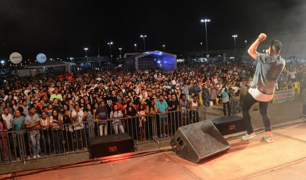 Sem o registro de qualquer ocorrência policial ou tumulto de qualquer natureza, a primeira noite do ‘Palmas Capital da fé de 2017’ reuniu milhares de pessoas na capital do Tocantins; cinco apresentações – de artistas católicos e evangélicos reconhecidos nacionalmente - emocionaram o publico (Foto: Voney Malta) Sem o registro de qualquer ocorrência policial ou tumulto de qualquer natureza, a primeira noite do ‘Palmas Capital da fé de 2017’ reuniu milhares de pessoas na capital do Tocantins; cinco apresentações – de artistas católicos e evangélicos reconhecidos nacionalmente - emocionaram o publico