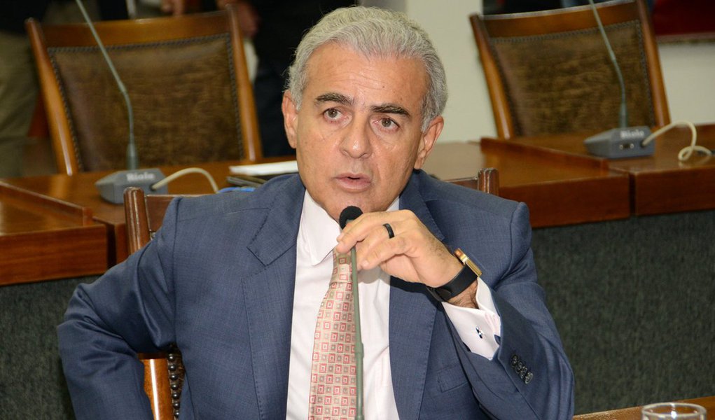 O deputado estadual Paulo Mourão (PT) criticou o governo do Tocantins, que tem na dívida ativa quase de R$ 3 bilhões; segundo o parlamentar, o estado poderia estar em melhor situação financeira se cobrasse dessas empresas que devem impostos ao Estado, ou se simplesmente fizesse a revisão dos benefícios tributários de alguns segmentos; “Somente em 2016 o Governo do Tocantins deixou de arrecadar mais de R$ 876 milhões”, relatou o parlamentar ao apresentar relatório enviado pela Secretaria da Fazenda, solicitado por ele através de requerimento (Foto: Leonardo Lucena) O deputado estadual Paulo Mourão (PT) criticou o governo do Tocantins, que tem na dívida ativa quase de R$ 3 bilhões; segundo o parlamentar, o estado poderia estar em melhor situação financeira se cobrasse dessas empresas que devem impostos ao Estado, ou se simplesmente fizesse a revisão dos benefícios tributários de alguns segmentos; “Somente em 2016 o Governo do Tocantins deixou de arrecadar mais de R$ 876 milhões”, relatou o parlamentar ao apresentar relatório enviado pela Secretaria da Fazenda, solicitado por ele através de requerimento