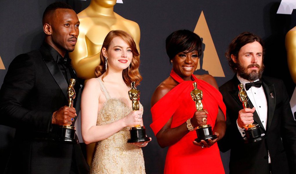 “Moonligth – Sob a luz do luar” conquistou o Oscar de melhor filme 2017, desbancando o favorito “La La Land na 89a. edição do Oscar, entregue em cerimônia realizada neste domingo em Los Angeles, que teve um final de festa completamente caótico; em um primeiro momento, o ator Warren Beatty anunciou que o Oscar iria para “La La Land”, e a equipe do filme chegou a subir no palco para agradecer o prêmio. Mas, logo em seguida, foi revelado que o anúncio tinha sido equivocado e que o filme “Moonlight” era, na realidade, o grande vencedor (Foto: Leonardo Attuch) “Moonligth – Sob a luz do luar” conquistou o Oscar de melhor filme 2017, desbancando o favorito “La La Land na 89a. edição do Oscar, entregue em cerimônia realizada neste domingo em Los Angeles, que teve um final de festa completamente caótico; em um primeiro momento, o ator Warren Beatty anunciou que o Oscar iria para “La La Land”, e a equipe do filme chegou a subir no palco para agradecer o prêmio. Mas, logo em seguida, foi revelado que o anúncio tinha sido equivocado e que o filme “Moonlight” era, na realidade, o grande vencedor