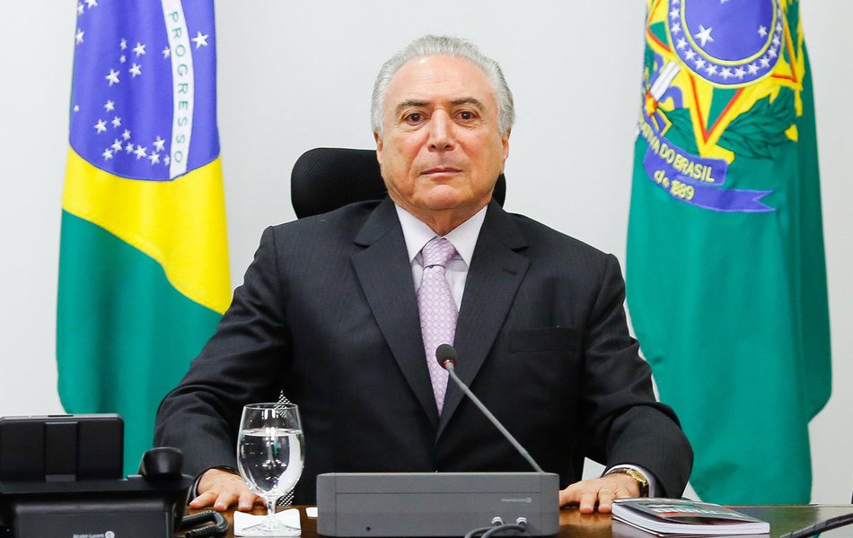 Governo prepara medidas que privilegiam os ricos para retomar investimentos e que entregam o Brasil para os interesses estrangeiros:liberação do FGTS para aquisição de imóveis de um milhão e meio de reais, aumento da faixa de renda para 9 mil mensais na aquisição do Minha Casa Minha Vida, diminuição do conteúdo local para as licitações de petróleo e gás, venda de terras para estrangeiro, entrega de bens para as Teles pra aumentar banda larga, antecipação da renovação das concessões e mudanças na Lei dos Portos (Foto: Gleisi Hoffmann) Governo prepara medidas que privilegiam os ricos para retomar investimentos e que entregam o Brasil para os interesses estrangeiros:liberação do FGTS para aquisição de imóveis de um milhão e meio de reais, aumento da faixa de renda para 9 mil mensais na aquisição do Minha Casa Minha Vida, diminuição do conteúdo local para as licitações de petróleo e gás, venda de terras para estrangeiro, entrega de bens para as Teles pra aumentar banda larga, antecipação da renovação das concessões e mudanças na Lei dos Portos
