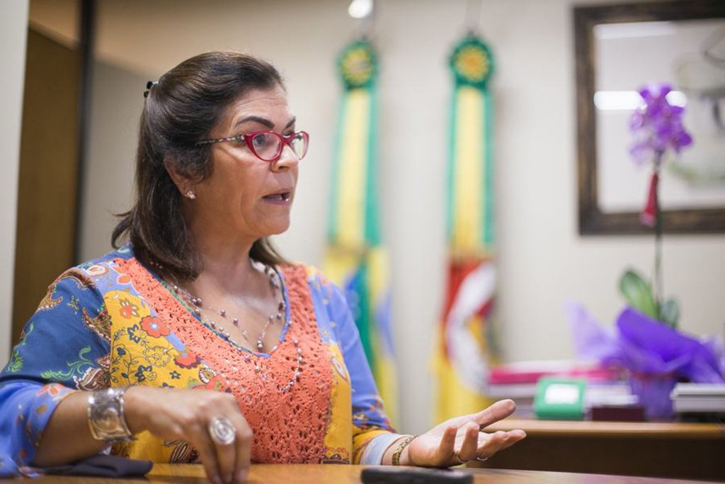 A bancada do PT na Assembleia Legislativa do RS está se preparando para promover um grande debate junto à sociedade sobre o impacto das medidas que vêm sendo propostas pelo governo José Ivo Sartori (PMDB), que deve superar o governo de Antônio Britto (PMDB) na tentativa de vender patrimônio público do Estado para a iniciativa privada; primeira mulher a assumir a liderança da bancada do PT na AL-RS, a deputada Stela Farias define o governo Sartori como “a mais bem acabada experiência neoliberal que o Estado do Rio Grande do Sul já viveu”
(Foto: Leonardo Lucena) A bancada do PT na Assembleia Legislativa do RS está se preparando para promover um grande debate junto à sociedade sobre o impacto das medidas que vêm sendo propostas pelo governo José Ivo Sartori (PMDB), que deve superar o governo de Antônio Britto (PMDB) na tentativa de vender patrimônio público do Estado para a iniciativa privada; primeira mulher a assumir a liderança da bancada do PT na AL-RS, a deputada Stela Farias define o governo Sartori como “a mais bem acabada experiência neoliberal que o Estado do Rio Grande do Sul já viveu”