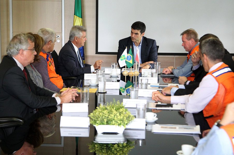 O plano de trabalho para captação emergencial de água no Lago Paranoá foi entregue pelo governador de Brasília, Rodrigo Rollemberg, ao ministro da Integração Nacional, Helder Barbalho; diante da crise de abastecimento na capital do País, a expectativa é que a verba — avaliada em R$ 55 milhões, seja liberada num prazo de 20 dias, tempo estimado para que os técnicos da pasta possam avaliar e emitir parecer sobre o documento; a proposta é captar 700 litros de água por segundo por meio de seis tanques e, com isso, reforçar o abastecimento nas regiões administrativas atendidas pela Barragem do Descoberto (Foto: Leonardo Lucena) O plano de trabalho para captação emergencial de água no Lago Paranoá foi entregue pelo governador de Brasília, Rodrigo Rollemberg, ao ministro da Integração Nacional, Helder Barbalho; diante da crise de abastecimento na capital do País, a expectativa é que a verba — avaliada em R$ 55 milhões, seja liberada num prazo de 20 dias, tempo estimado para que os técnicos da pasta possam avaliar e emitir parecer sobre o documento; a proposta é captar 700 litros de água por segundo por meio de seis tanques e, com isso, reforçar o abastecimento nas regiões administrativas atendidas pela Barragem do Descoberto