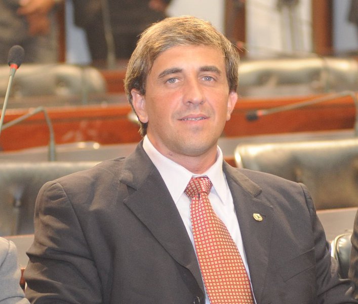 Ele embasa sua resposta com a escolha de seus pares para que ele lidere a bancada do partido na Assembleia Legislativa da Bahia neste ano; "Essa informação não procede. Até porque agora eu fui escolhido para liderar a bancada na Casa. O que aconteceu foi que eu e Manassés decidimos não apoiar Marcelo Nilo para apoiar o deputado Ângelo Coronel. Mas não tem nenhum mal estar no partido, nem nada pessoal contra Marcelo Nilo. Nós continuamos no PSL", afirmou Alan Castro; rumores começaram a circular depois da derrota do ex-presidente da Assembleia, Marcelo Nilo, que é presidente estadual do partido (Foto: Romulo Faro) Ele embasa sua resposta com a escolha de seus pares para que ele lidere a bancada do partido na Assembleia Legislativa da Bahia neste ano; "Essa informação não procede. Até porque agora eu fui escolhido para liderar a bancada na Casa. O que aconteceu foi que eu e Manassés decidimos não apoiar Marcelo Nilo para apoiar o deputado Ângelo Coronel. Mas não tem nenhum mal estar no partido, nem nada pessoal contra Marcelo Nilo. Nós continuamos no PSL", afirmou Alan Castro; rumores começaram a circular depois da derrota do ex-presidente da Assembleia, Marcelo Nilo, que é presidente estadual do partido