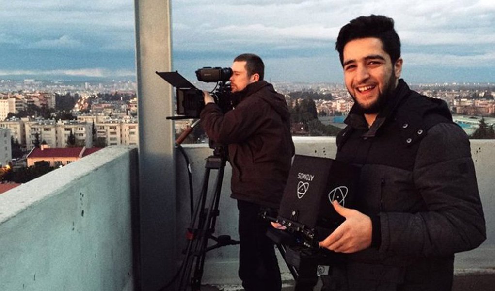 Um cinegrafista e bombeiro sírio, Khaled Khatib, cujo documentário sobre o grupo de defesa dos direitos civis "Capacetes Brancos" foi indicado ao Oscar, não poderá comparecer à cerimônia, porque Damasco cancelou seu passaporte, disse o grupo neste domingo, 26; os "Capacetes Brancos" operam uma rede de resgate em regiões controladas pelos rebeldes na Síria, sujeitas a intensos bombardeios pelo governo e pela Força Aérea Russa durante a guerra civil que destruiu bairros inteiros das cidades; filme indicado a melhor documentário curta-metragem, oferece uma breve visão da realidade dos homens do resgate na Síria (Foto: Aquiles Lins) Um cinegrafista e bombeiro sírio, Khaled Khatib, cujo documentário sobre o grupo de defesa dos direitos civis "Capacetes Brancos" foi indicado ao Oscar, não poderá comparecer à cerimônia, porque Damasco cancelou seu passaporte, disse o grupo neste domingo, 26; os "Capacetes Brancos" operam uma rede de resgate em regiões controladas pelos rebeldes na Síria, sujeitas a intensos bombardeios pelo governo e pela Força Aérea Russa durante a guerra civil que destruiu bairros inteiros das cidades; filme indicado a melhor documentário curta-metragem, oferece uma breve visão da realidade dos homens do resgate na Síria