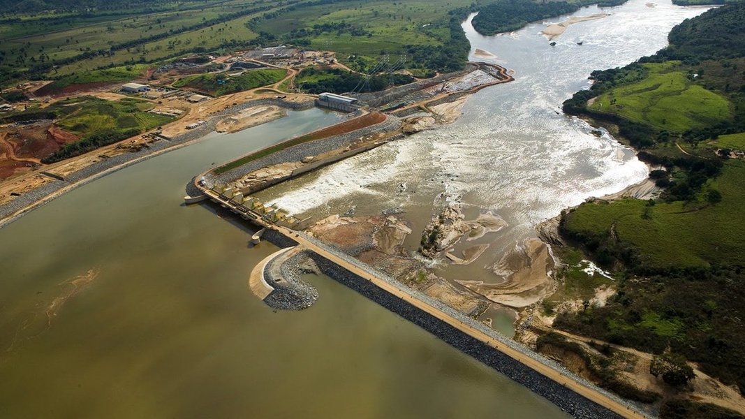 Um ano e três meses após a maior tragédia ambiental a história do País, com o rompimento da barragem de Fundão, em Mariana (MG), a mineradora Samarco não retirou totalmente a lama no reservatório da Usina Hidrelétrica Risoleta Neves, conhecida como Candonga; em um dos locais da usina, perto do paredão da barragem, ficaram retidos 1,6 milhão de m³ de lama; a mineradora se comprometeu em retirar até dezembro do ano passado toda a lama na área mais próxima às comportas; há um mês, o Ibama constatou que a mineradora tirou apenas 604 mil m³
(Foto: Leonardo Lucena)
Um ano e três meses após a maior tragédia ambiental a história do País, com o rompimento da barragem de Fundão, em Mariana (MG), a mineradora Samarco não retirou totalmente a lama no reservatório da Usina Hidrelétrica Risoleta Neves, conhecida como Candonga; em um dos locais da usina, perto do paredão da barragem, ficaram retidos 1,6 milhão de m³ de lama; a mineradora se comprometeu em retirar até dezembro do ano passado toda a lama na área mais próxima às comportas; há um mês, o Ibama constatou que a mineradora tirou apenas 604 mil m³