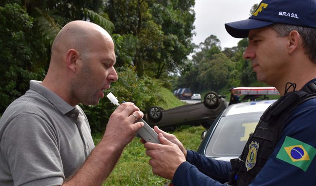 Segundo a Polícia Rodoviária Federal (PRF), o total de mortes nas rodovias federais do Paraná já é superior em 50% ao total de todo o carnaval do ano passado, quando ocorreram oito mortes; das doze vítimas fatais, sete mortes ocorreram em dois acidentes; dados da Operação Carnaval no estado apontam que 39 motoristas foram flagrados dirigindo sob efeito de bebidas alcoólicas; 171 condutores foram multados por ultrapassagem proibida e mais de 2,8 mil condutores foram flagrados acima da velocidade máxima (Foto: Voney Malta) Segundo a Polícia Rodoviária Federal (PRF), o total de mortes nas rodovias federais do Paraná já é superior em 50% ao total de todo o carnaval do ano passado, quando ocorreram oito mortes; das doze vítimas fatais, sete mortes ocorreram em dois acidentes; dados da Operação Carnaval no estado apontam que 39 motoristas foram flagrados dirigindo sob efeito de bebidas alcoólicas; 171 condutores foram multados por ultrapassagem proibida e mais de 2,8 mil condutores foram flagrados acima da velocidade máxima