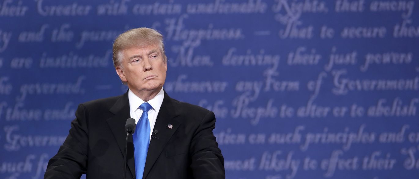 Presidente dos Estados Unidos, Donald Trump, está buscando o que ele chamou de aumento "histórico" de gastos militares de mais de 9%, mesmo após o país ter encerrado grandes guerras no Iraque e no Afeganistão e continua a ser a potência militar mais forte do mundo; Trump tentará aumentar as despesas do Pentágono no próximo ano fiscal em US$ 54 bilhões em sua primeira proposta de orçamento e cortar a mesma quantia de gastos não relacionados à defesa, incluindo grande redução na ajuda externa (Foto: Aquiles Lins) Presidente dos Estados Unidos, Donald Trump, está buscando o que ele chamou de aumento "histórico" de gastos militares de mais de 9%, mesmo após o país ter encerrado grandes guerras no Iraque e no Afeganistão e continua a ser a potência militar mais forte do mundo; Trump tentará aumentar as despesas do Pentágono no próximo ano fiscal em US$ 54 bilhões em sua primeira proposta de orçamento e cortar a mesma quantia de gastos não relacionados à defesa, incluindo grande redução na ajuda externa