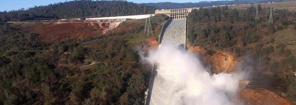 Cerca de 200 mil pessoas que vivem abaixo da represa mais alta dos Estados Unidos, nos arredores de Oroville, no norte da Califórnia, receberam ordens urgentes para deixarem suas casas no domingo pelo perigo de colapso da represa, que pode provocar uma inundação nas áreas próximas; autoridades emitiram uma ordem de retirada urgente no domingo, dizendo que um vertedouro de emergência com problema poderia inundar comunidades rurais ao longo do rio Feather (Foto: Aquiles Lins) Cerca de 200 mil pessoas que vivem abaixo da represa mais alta dos Estados Unidos, nos arredores de Oroville, no norte da Califórnia, receberam ordens urgentes para deixarem suas casas no domingo pelo perigo de colapso da represa, que pode provocar uma inundação nas áreas próximas; autoridades emitiram uma ordem de retirada urgente no domingo, dizendo que um vertedouro de emergência com problema poderia inundar comunidades rurais ao longo do rio Feather