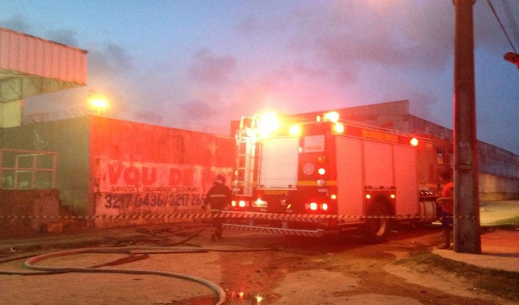 Um incêndio de grandes proporções atingiu o pátio onde ficam guardados quase cinco mil veículos apreendidos pelo Detran, no Bairro Santa Maria, zona sul de Aracaju; o fogo começou em duas motos e depois se alastrou; ainda será feito um levantamento para saber quantos veículos foram atingidos e danificados pelas chamas (Foto: Voney Malta) Um incêndio de grandes proporções atingiu o pátio onde ficam guardados quase cinco mil veículos apreendidos pelo Detran, no Bairro Santa Maria, zona sul de Aracaju; o fogo começou em duas motos e depois se alastrou; ainda será feito um levantamento para saber quantos veículos foram atingidos e danificados pelas chamas