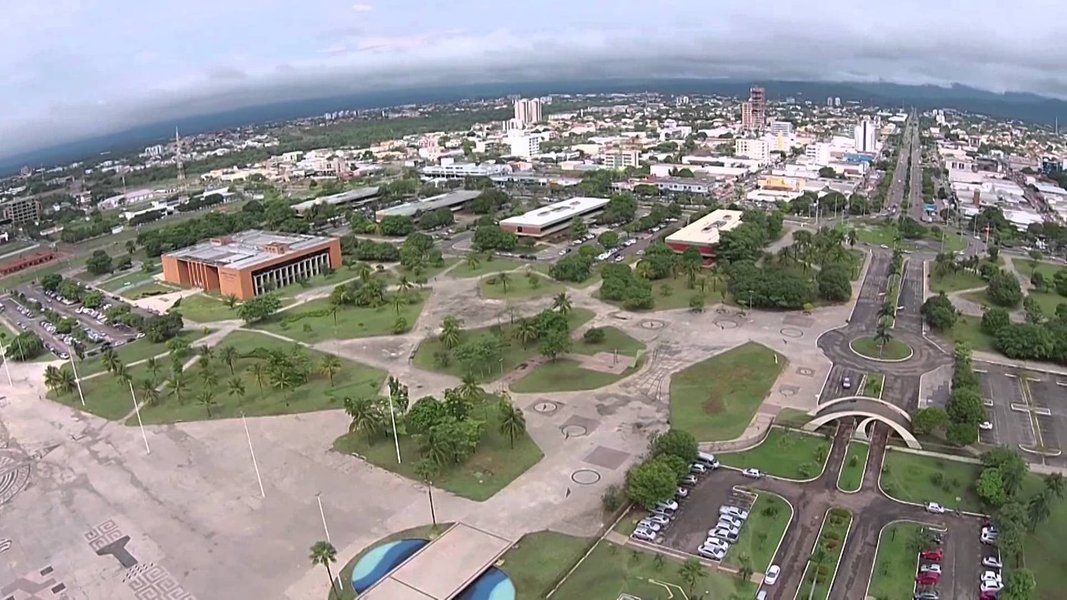O Sindicato da Habitação do Tocantins (Secovi-TO) questionou o reajuste de 6% aplicado no valor do Imposto Predial e Territorial Urbano (IPTU) pela Prefeitura de Palmas; a entidade aconselha os proprietários a não pagarem o imposto sem fazer o pedido de revisão do preço do imóvel; "Não pague sem contestar o valor lançado", diz a nota; "Não está justo, pois a prefeitura montou uma comissão em 2016 e foi identificado uma queda de mais de 20%, abaixo do valor da Planta de Valores de 2016, assim aplicar mais 6% acima não é justo. É legal, mas não é correto e é traumático para quem vai pagar", afirmou o presidente do Secovi-TO, Fernando Rezende (Foto: Leonardo Lucena) O Sindicato da Habitação do Tocantins (Secovi-TO) questionou o reajuste de 6% aplicado no valor do Imposto Predial e Territorial Urbano (IPTU) pela Prefeitura de Palmas; a entidade aconselha os proprietários a não pagarem o imposto sem fazer o pedido de revisão do preço do imóvel; "Não pague sem contestar o valor lançado", diz a nota; "Não está justo, pois a prefeitura montou uma comissão em 2016 e foi identificado uma queda de mais de 20%, abaixo do valor da Planta de Valores de 2016, assim aplicar mais 6% acima não é justo. É legal, mas não é correto e é traumático para quem vai pagar", afirmou o presidente do Secovi-TO, Fernando Rezende