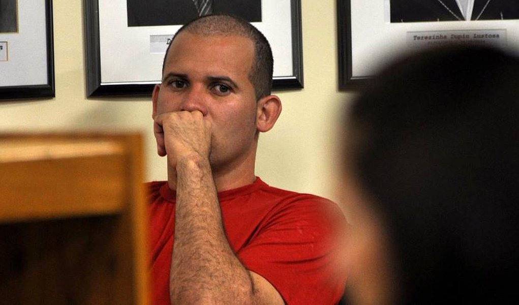 Após o ex-goleiro Bruno conseguir liberdade até que todos os recurso sejam julgados, o advogado de Luiz Henrique Ferreira Romão, o Macarrão, também pediu liberdade para seu cliente. Segundo Wasley César de Vasconcelos, o pedido deve ser apreciado dentro de dez dias no STF; "Entendemos que o benefício concedido ao Bruno tem que ser extendido ao Luiz, em conformidade com o artigo 580 do Código de Processo Penal, onde fala que os recursos concedidos a um réu do mesmo processo deve se estender aos demais que estejam na mesma situação processual e, portanto, ele poderá ter liberdade concedida" (Foto: Leonardo Lucena) Após o ex-goleiro Bruno conseguir liberdade até que todos os recurso sejam julgados, o advogado de Luiz Henrique Ferreira Romão, o Macarrão, também pediu liberdade para seu cliente. Segundo Wasley César de Vasconcelos, o pedido deve ser apreciado dentro de dez dias no STF; "Entendemos que o benefício concedido ao Bruno tem que ser extendido ao Luiz, em conformidade com o artigo 580 do Código de Processo Penal, onde fala que os recursos concedidos a um réu do mesmo processo deve se estender aos demais que estejam na mesma situação processual e, portanto, ele poderá ter liberdade concedida"