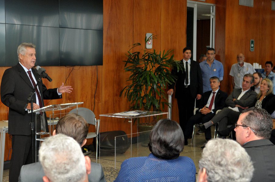 "O que nós estamos fazendo é uma revitalização dessas empresas com uma gestão completamente profissional, que vem recuperando a capacidade de investimento da CEB e da Caesb", afirmou Rodrigo Rollemberg; a privatização de empresas de energia e de água e esgoto é uma contrapartida proposta pelo governo Michel Temer para renegociar o pagamento das dívidas dos estados com a União (Foto: Leonardo Lucena) "O que nós estamos fazendo é uma revitalização dessas empresas com uma gestão completamente profissional, que vem recuperando a capacidade de investimento da CEB e da Caesb", afirmou Rodrigo Rollemberg; a privatização de empresas de energia e de água e esgoto é uma contrapartida proposta pelo governo Michel Temer para renegociar o pagamento das dívidas dos estados com a União