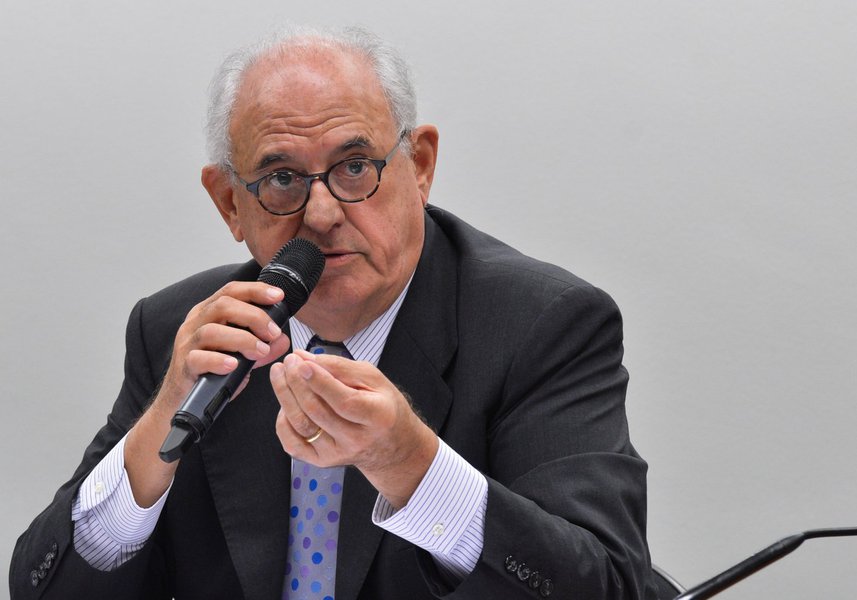 Ex-ministro da Justiça e ex-presidente do STF, Nelson Jobim fez duras críticas à operação Lava Jato neste domingo, 26; Jobim afirmou haver "espetacularização" em certas condutas de integrantes da Lava Jato, sem citar nomes; Jobim disse que a condução coercitiva contra o ex-presidente Lula foi um claro exemplo de abuso de autoridade; "Vão pegar um sujeito em um apartamento e aparece gente com metralhadora, helicóptero. Tudo isso faz parte daquilo que hoje nós chamaríamos de ação-espetáculo, ou seja, a espetacularização de todas as condutas. O Judiciário não é ambiente para você fazer biografia individual. Biografia se faz em política" (Foto: Aquiles Lins) Ex-ministro da Justiça e ex-presidente do STF, Nelson Jobim fez duras críticas à operação Lava Jato neste domingo, 26; Jobim afirmou haver "espetacularização" em certas condutas de integrantes da Lava Jato, sem citar nomes; Jobim disse que a condução coercitiva contra o ex-presidente Lula foi um claro exemplo de abuso de autoridade; "Vão pegar um sujeito em um apartamento e aparece gente com metralhadora, helicóptero. Tudo isso faz parte daquilo que hoje nós chamaríamos de ação-espetáculo, ou seja, a espetacularização de todas as condutas. O Judiciário não é ambiente para você fazer biografia individual. Biografia se faz em política"