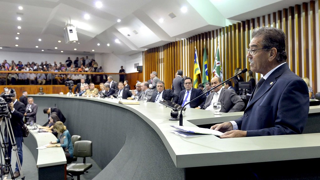 Deputado tucano e 1º secretário da Alego foi o responsável pelo discurso da bancada de apoio ao governo estadual na abertura dos trabalhos da nova Legislatura; Júlio afirmou deputados se sentem confortáveis em defender um governo realizador e colocou Goiás na rota do desenvolvimento mesmo diante da crise nacional; "Goiás resistiu à tempestade graças ao profundo ajuste fiscal praticado pelo governador Marconi Perillo desde a sua posse. Foi em consequência deste ajuste que nos colocamos entre os três estados com melhor desempenho econômico em 2016" (Foto: José Barbacena) Deputado tucano e 1º secretário da Alego foi o responsável pelo discurso da bancada de apoio ao governo estadual na abertura dos trabalhos da nova Legislatura; Júlio afirmou deputados se sentem confortáveis em defender um governo realizador e colocou Goiás na rota do desenvolvimento mesmo diante da crise nacional; "Goiás resistiu à tempestade graças ao profundo ajuste fiscal praticado pelo governador Marconi Perillo desde a sua posse. Foi em consequência deste ajuste que nos colocamos entre os três estados com melhor desempenho econômico em 2016"