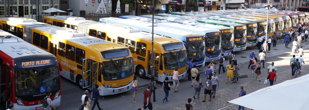 O Sindicato das Empresas de Ônibus da Capital (Seopa) protocolou junto à Empresa Pública de Transporte e Circulação (EPTC) uma proposta de reajuste das passagens de ônibus de Porto Alegre de 13,5%, com o valor saltando dos atuais R$ 3,75 para R$ 4,26; a proposta foi encaminhada após as empresas firmarem acordo com o Sindicato dos Rodoviários (StetPoa) sobre o dissídio da categoria; pelo acordo, motoristas e cobradores terão reajuste de 5,5%, percentual consideravelmente abaixo do incremento no preço da tarifa pedido pelas empresas (Foto: Leonardo Lucena) O Sindicato das Empresas de Ônibus da Capital (Seopa) protocolou junto à Empresa Pública de Transporte e Circulação (EPTC) uma proposta de reajuste das passagens de ônibus de Porto Alegre de 13,5%, com o valor saltando dos atuais R$ 3,75 para R$ 4,26; a proposta foi encaminhada após as empresas firmarem acordo com o Sindicato dos Rodoviários (StetPoa) sobre o dissídio da categoria; pelo acordo, motoristas e cobradores terão reajuste de 5,5%, percentual consideravelmente abaixo do incremento no preço da tarifa pedido pelas empresas